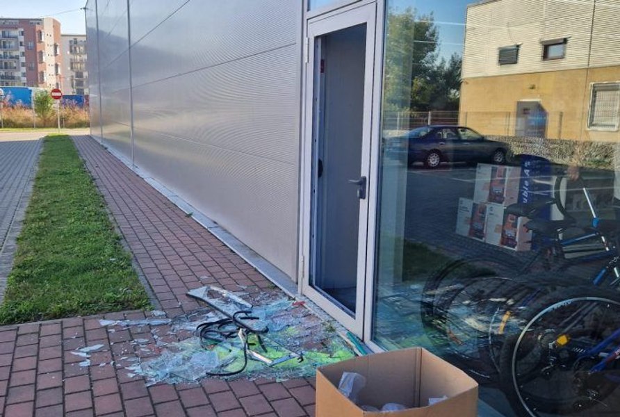 Jaf la un magazin Altex, filmat de un trecător. Autorul: un bărbat mascat cu cagulă și înarmat cu o rangă VIDEO