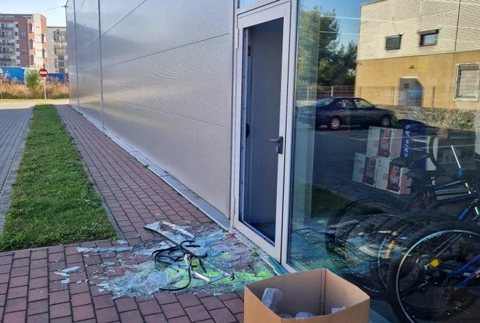 Bărbatul mascat a spart o ușă laterală FOTO alba24.ro