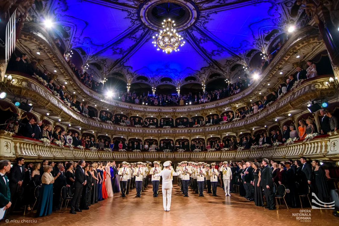 La Balul Operei 2023 ținuta specatorilor a fost obligatorie. FOTO: Nicu Cherciu