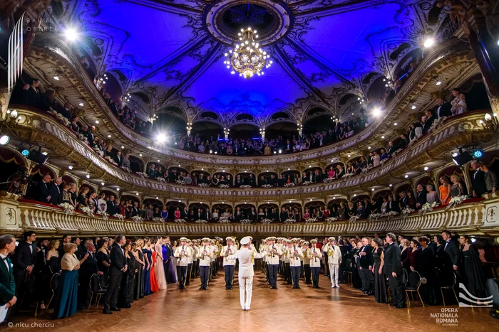 La Balul Operei 2023 ținuta specatorilor a fost obligatorie. FOTO: Nicu Cherciu
