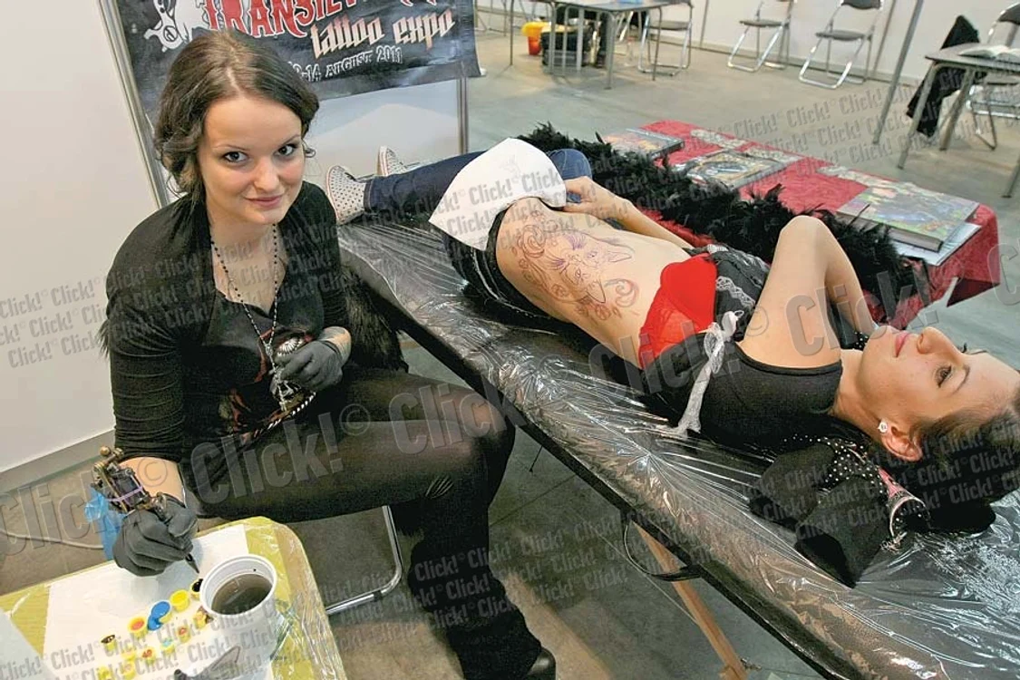 
    Adda a lucrat la  tatuajul Taniei,  având ca model o  fotografie a pisicii  