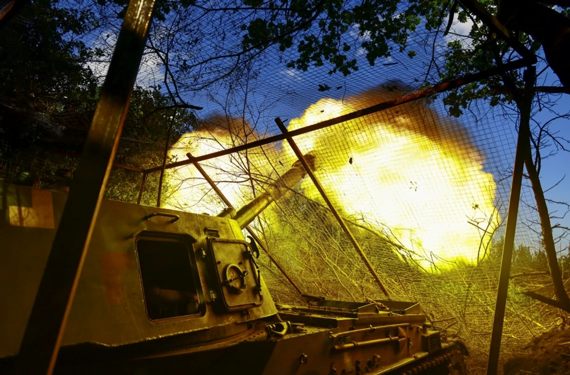 Focuri trase în direcția unei poziții rusești la Bahmut FOTO EPA-EFE
