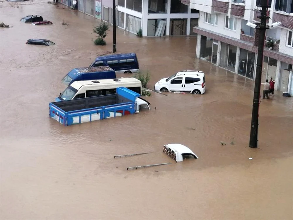 
    Nordul Turciei lovit de inunda'ii devastatoareSursă foto: EPA-EFE  