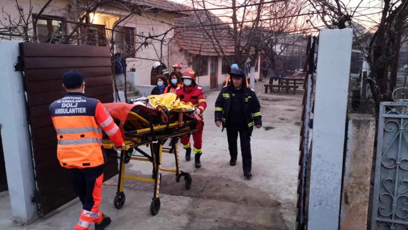 Momentul în care victimele sunt scoase din casă FOTO / ISU Dolj