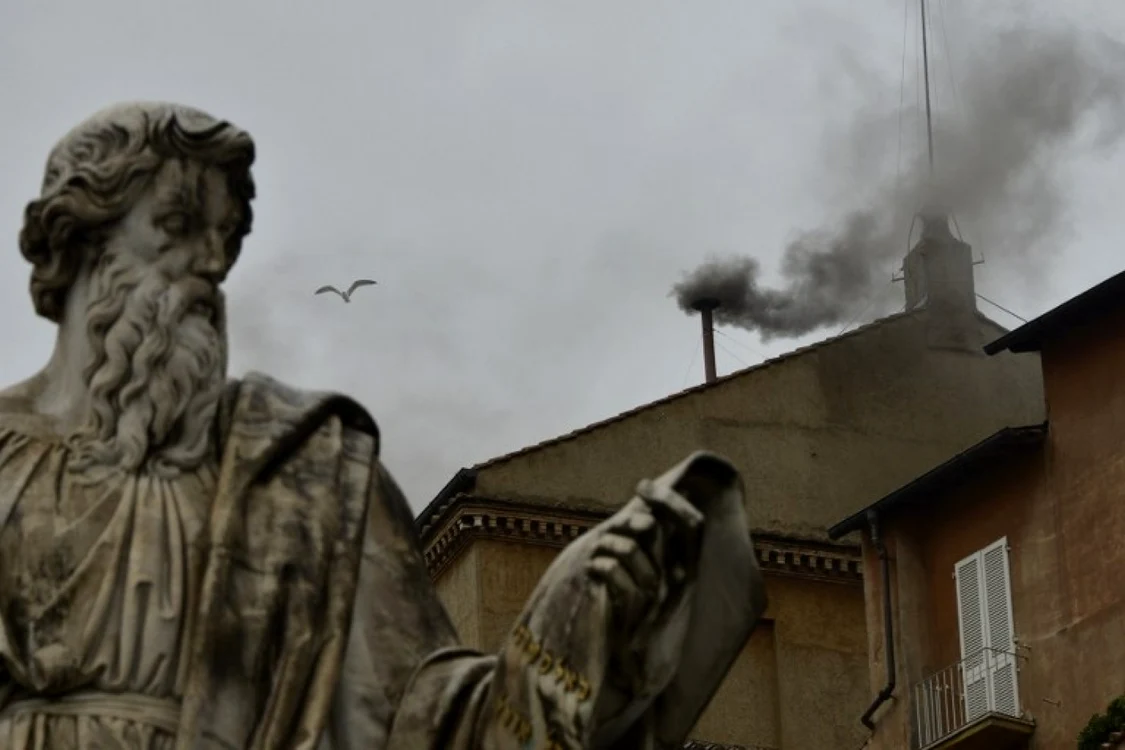 Fum negru se ridică deasupra Capelei Sixtine. Nu a fost ales încă un nou Papă FOTO AFP