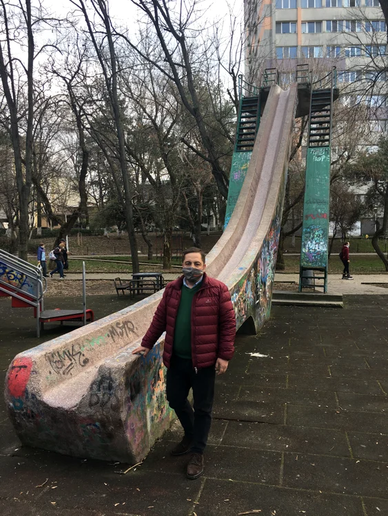 Alin Constantinescu ne arată în ce stadiu de mizerie și degradare a ajuns un loc de joacă din Herăstrău