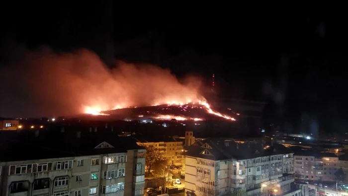 Incendiul a a fectat circa 20 de hectare de vegetaţie FOTO ŞtiriNeamţ.ro