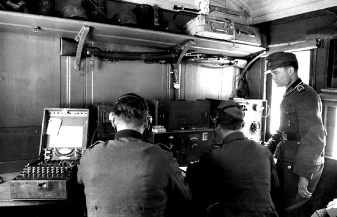 Forţele germane depindeau de maşinile Enigma pentru a codifica şi a decoda mesajele secrete transmise prin radio în timpul celui de-al doilea război mondial. Maşina Enigma este în partea stângă                       FOTO: .http://www.nationalmuseum.af.mil