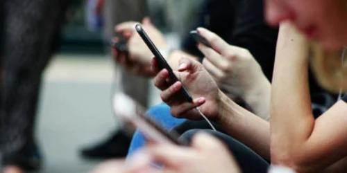 copii joc telefon joaca