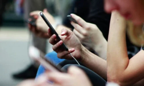 copii joc telefon joaca