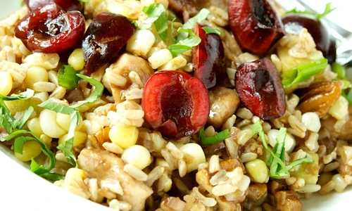salata de orez brun cu cirese si pui jpeg