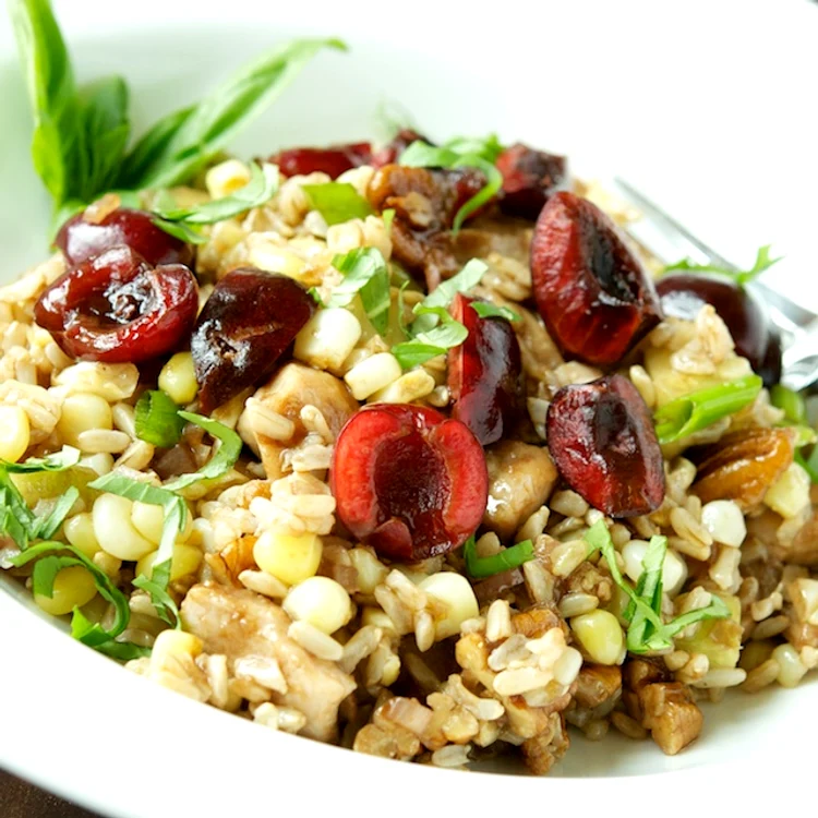 salata de orez brun cu cirese si pui jpeg