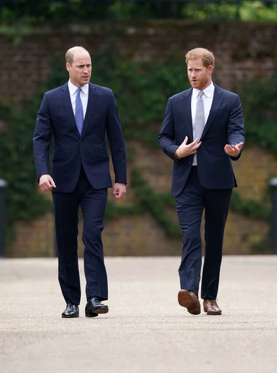 
    Statuia de bronz o înfățișează pe prințesa Diana, cea denumită și „prințesa inimilor”Foto: Getty  