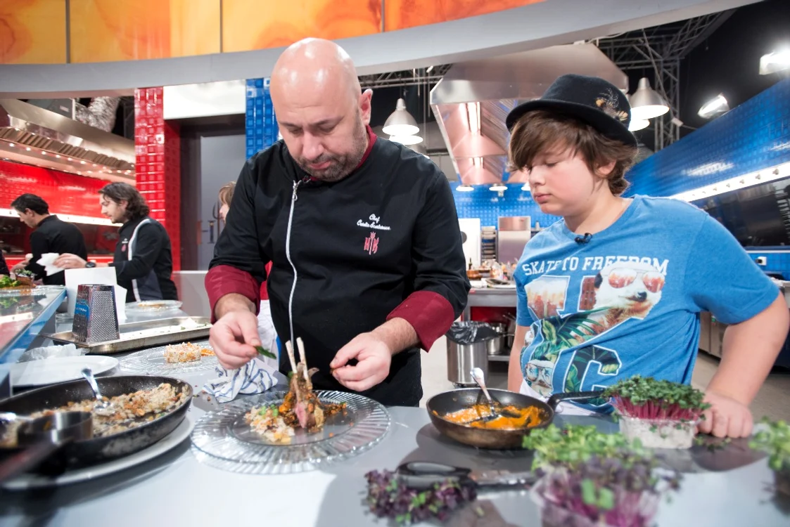 Cei trei chefi dMicii bucătari de la ”Hell’s Kitchen – Iadul bucătarilor” vor să-i impresioneze pe chefi cu talentele lor