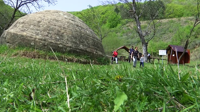 Trovantul gigant e atracția parcului