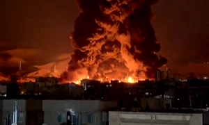 Incendiu izbucnit la un depozit de petrol din capitala Iranului, Teheran FOTO AFP