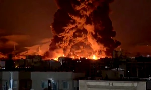 Incendiu izbucnit la un depozit de petrol din capitala Iranului, Teheran FOTO AFP