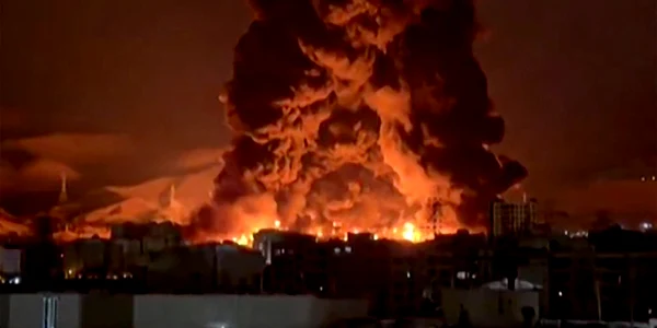 Incendiu izbucnit la un depozit de petrol din capitala Iranului, Teheran FOTO AFP