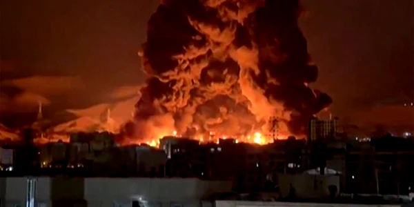 Incendiu izbucnit la un depozit de petrol din capitala Iranului, Teheran FOTO AFP