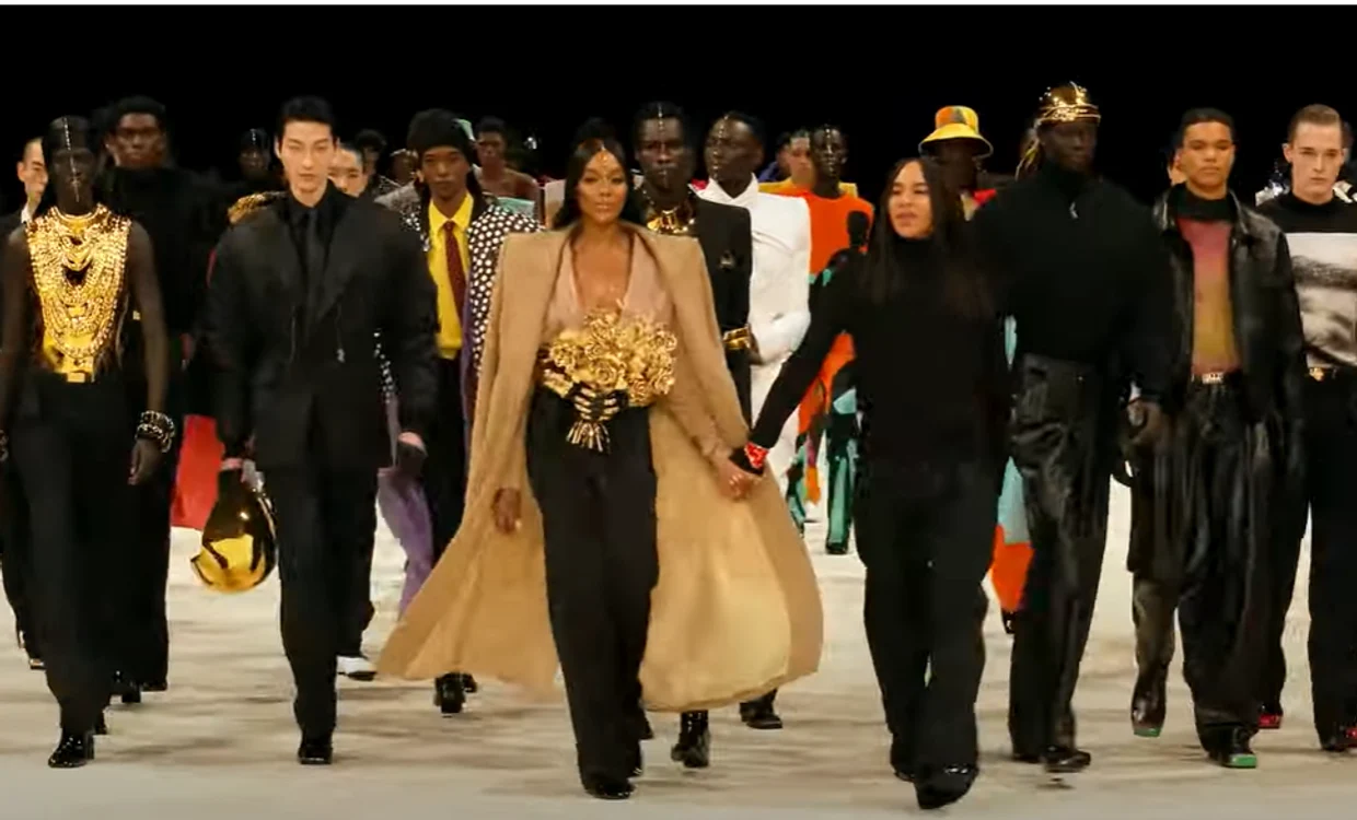 Naomi Campbell a purtat un ornament auriu pentru cap. FOTO captură video YouTube Balmain