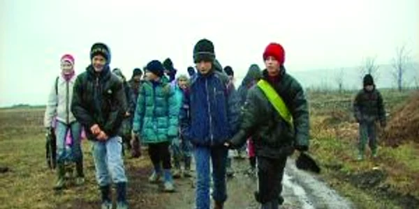 Elevii rămaşi fără şcoală vor face kilometri ca sa înveţe carte