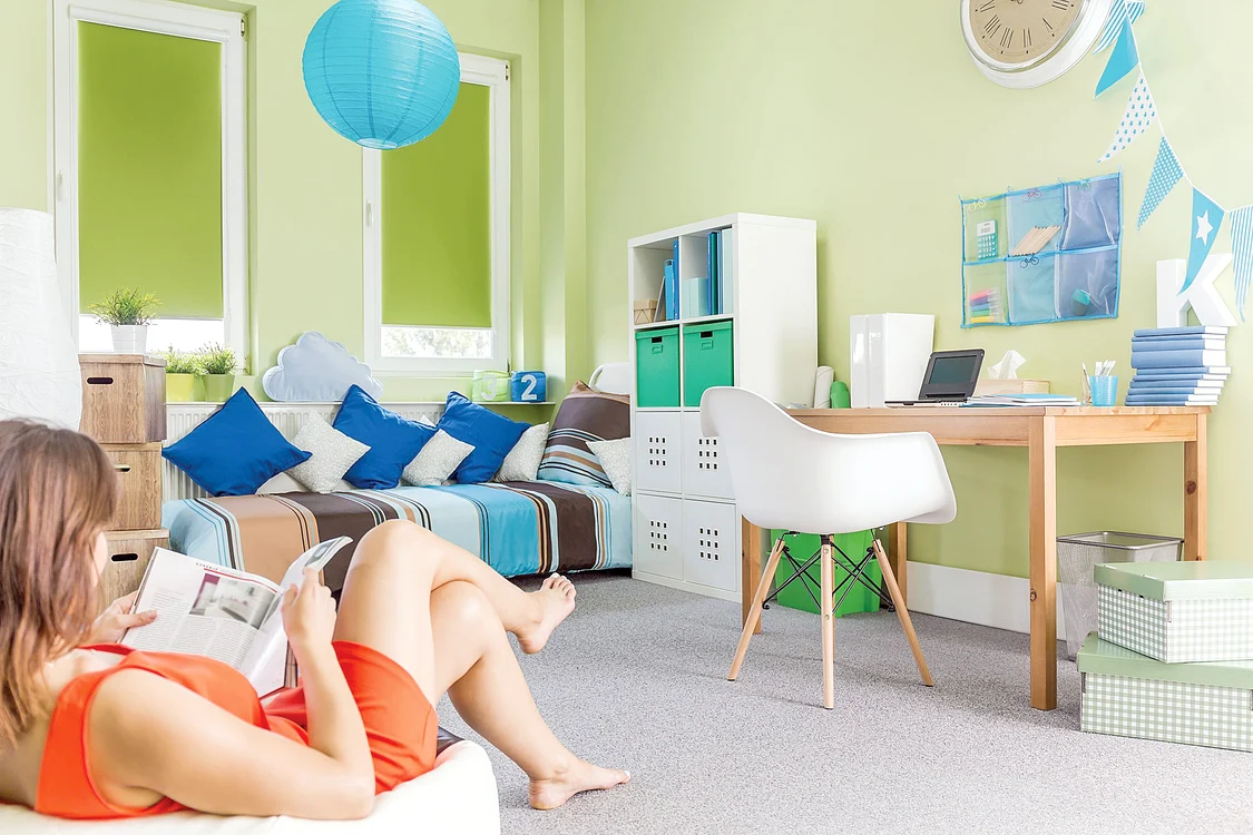 
    Prea multe decoraţiuni,  tablouri, pernuţe, cutii...  dau senzaţia de aglomeraţie  
