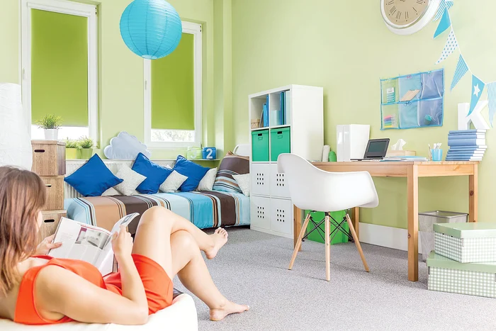 Prea multe decoraţiuni, tablouri, pernuţe, cutii... dau senzaţia de aglomeraţie