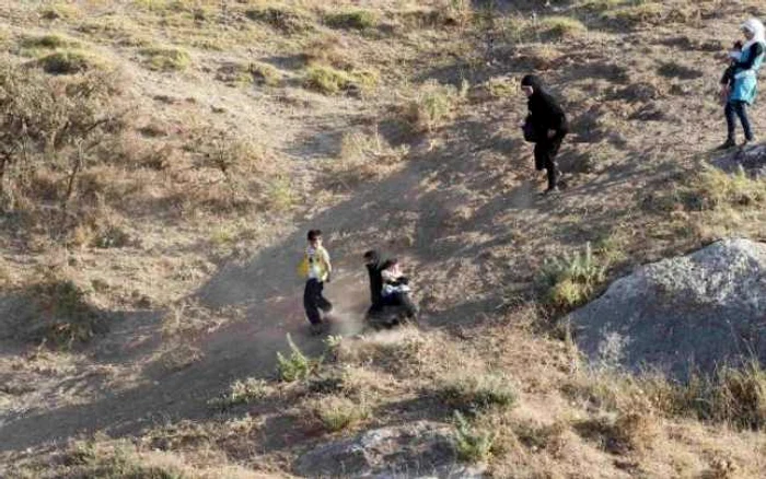 Refugiaţi sirieni trec graniţa spre Turcia FOTO Reuters