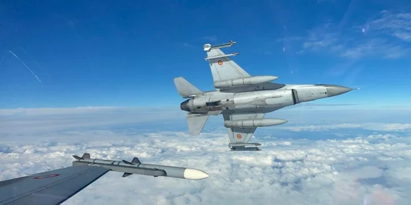 Două aeronave F 16 Fighting Falcon, din dotarea Bazei 86 Aeriene „Locotenent Aviator Gheorghe Mociorniţă” aeronava TAROM (Two F 16 Fighting Falcon aircraft of the 86th  Air Base escorting the TAROM a (1) jpg