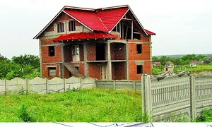 Pe strada principală, de o parte şi  de alta se pot observa case cu etaj,  unele aflate încă in construcţie jpeg