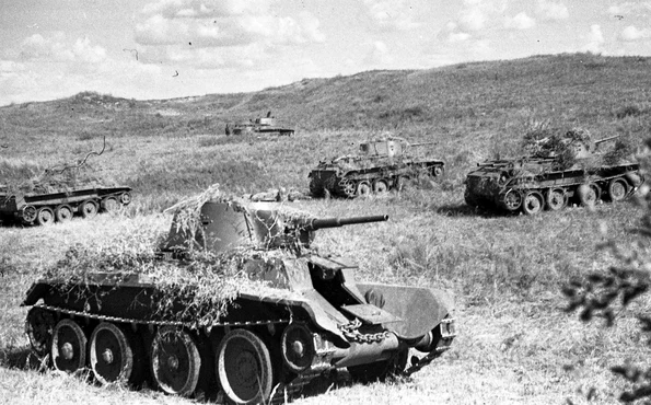 Tancuri sovietice, în timpul Bătăliei de la Halhin Gol (1939)