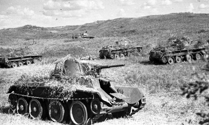Tancuri sovietice, în timpul Bătăliei de la Halhin Gol (1939)