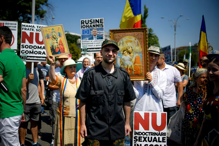 
    Manifestanţii participanţi la Marşul Normalităţii s-au adunat de la 12:00 în Piaţa Victorieifoto: Mediafax  