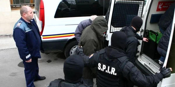Ofiţerii au fost condamnaţi la închisoare pentru şantaj şi abuz în serviciu