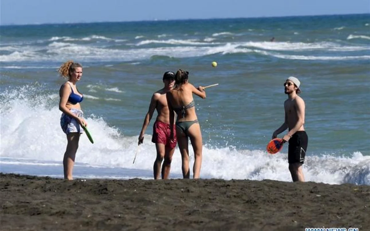 Italienii au furat startul şi s-au dus la plajă de duminică