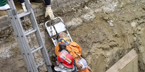 Când a fost scos din şanţ muncitorul nu mai dădea semne de viaţă Foto: Marius Mototolea