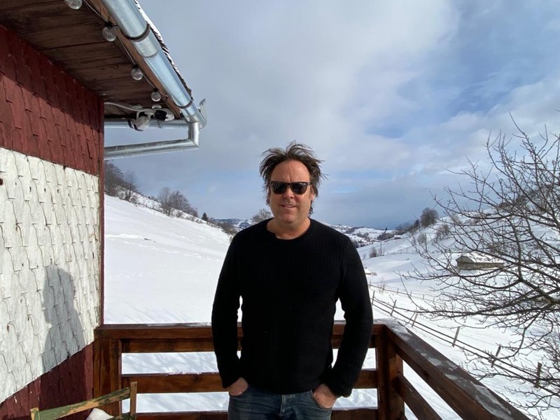 Urs ce trăia aproape de casa lui Charlie Ottley, capturat și relocat. Charlie Ottley: „E trist. Natura e casa lui, așa cum e și casa noastră“