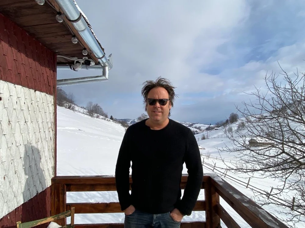 Jurnalistul Charlie Ottley experimentează „aromele României”. Stă în beznă de trei zile: „În Marea Britanie s-ar aplica amenzi mari”