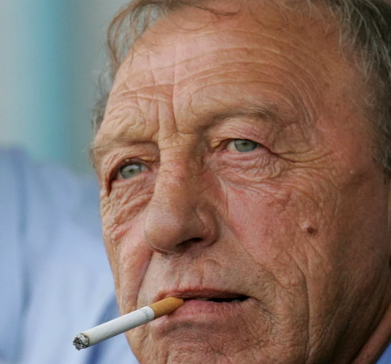 
    Sunt 11 ani de când marele fotbalist Nicolae Dobrin a murit, pe 26 octombrie 2007, la 60 de ani. L-a jelit o țară întreagă, iar la înmormântare au participat peste 5.000 de persoaneFOTO: adevarul.ro  