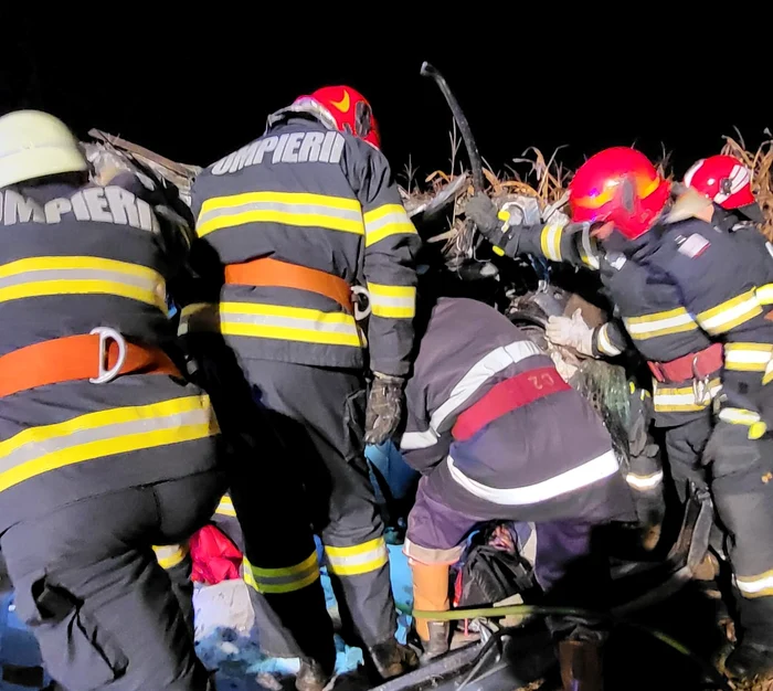 Pompierii au scos victimele încarcerate în autoturism FOTO ISU Neamț