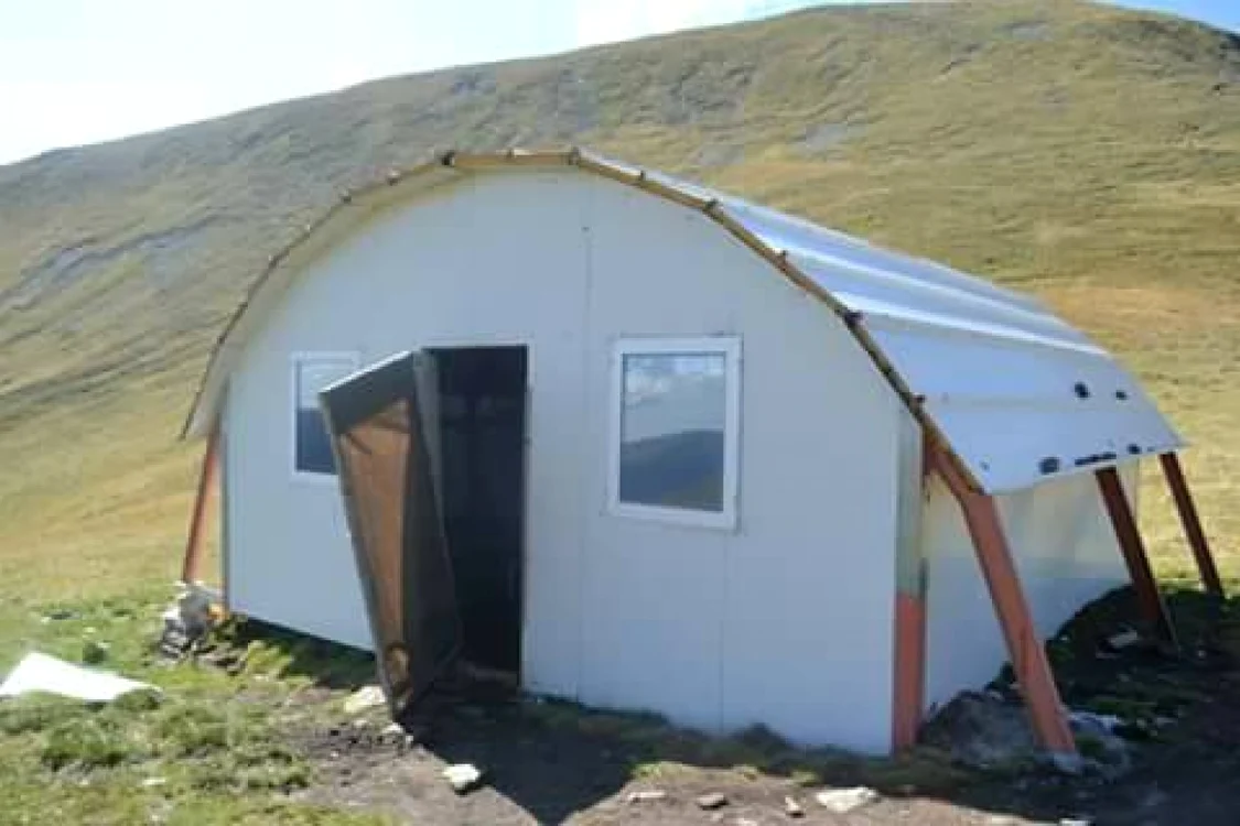 Refugiul fusese construit în 2010 FOTO: pagina Facebook Salvamont Nucşoara