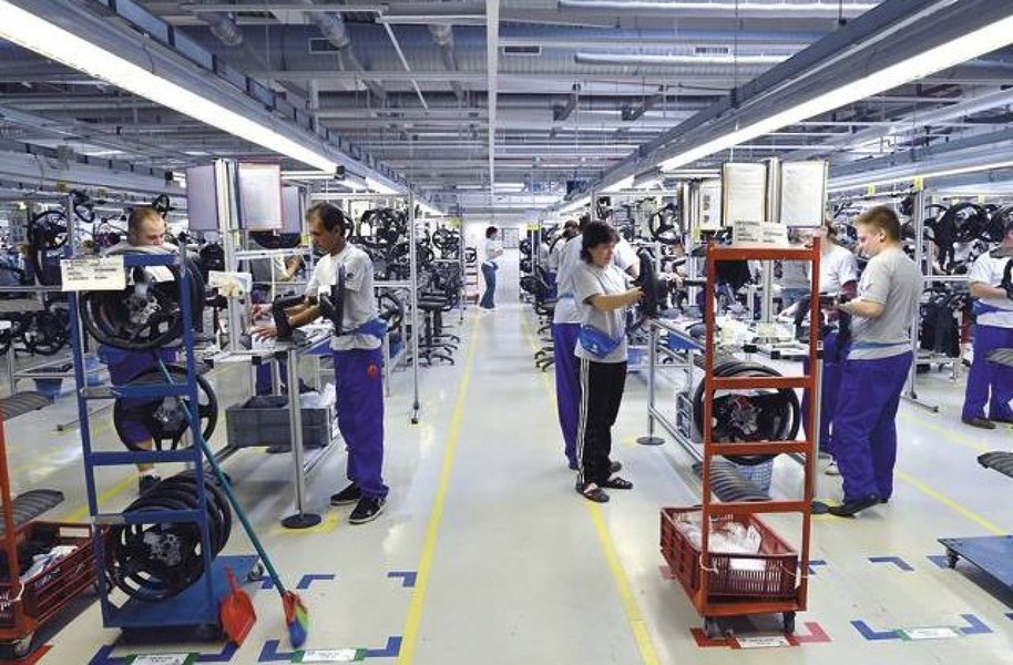 Un producător de componente auto cu cinci fabrici în România închide două unități din Germania și UK
