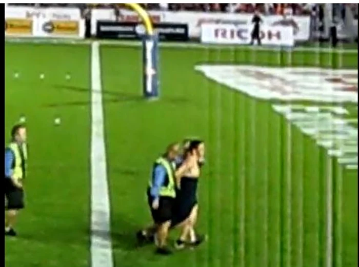 Spectatorul este scos de pe teren