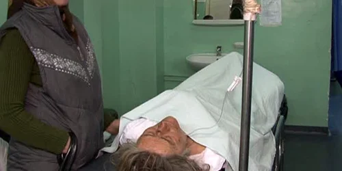 bătrâna a fost adusă la spital FOTO Corina Macavei 
