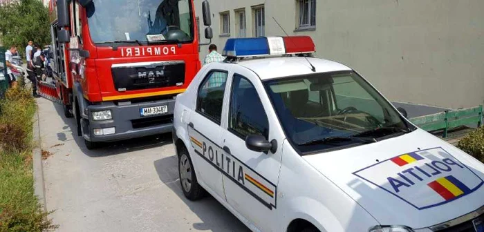 Mai multe echipaje ale poliţiei şi pompierilor au sosit la faţa locului FOTO: sursata.ro