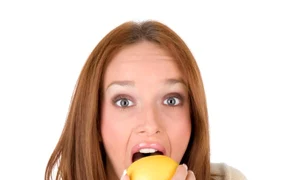 femei fructe lamaie shutterstock 8226805 jpeg