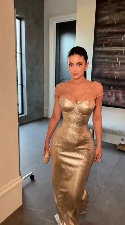 Kylie Jenner a purtat o rochie strălucitoare (Foto: Profimedia)