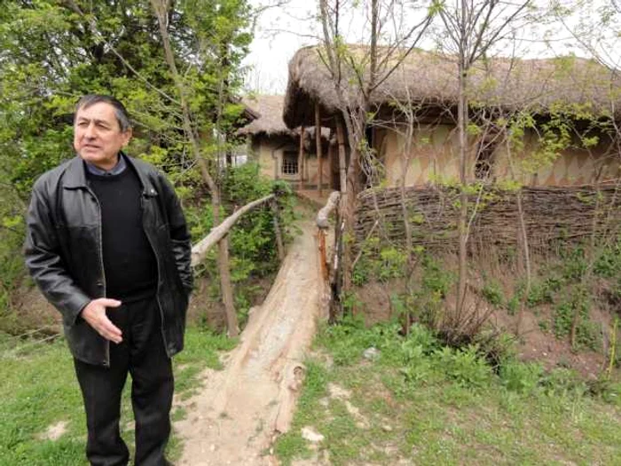 Traian Zorzoliu, la intrarea în satul neolitic pe care l-a recreat la Drăgăneşti-Olt... (FOTO: Mugurel Manea)