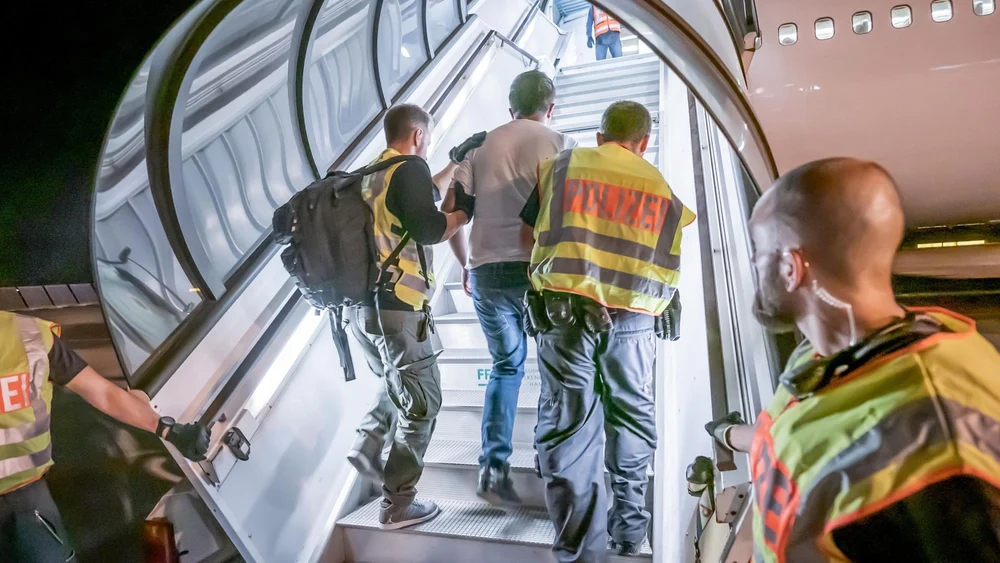 SUA au trimis primii imigranți ilegali într-o țară nerecunoscută de România