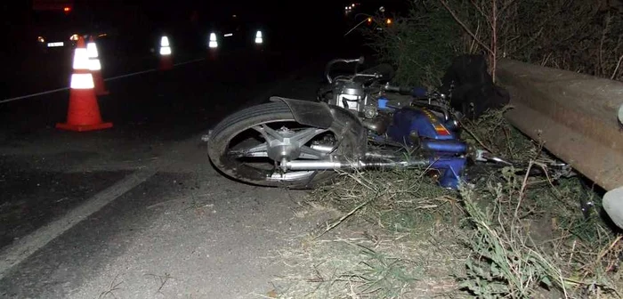 Mopedistul a căzut pe carosabil